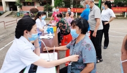 “爱心送义诊、情满高新区”